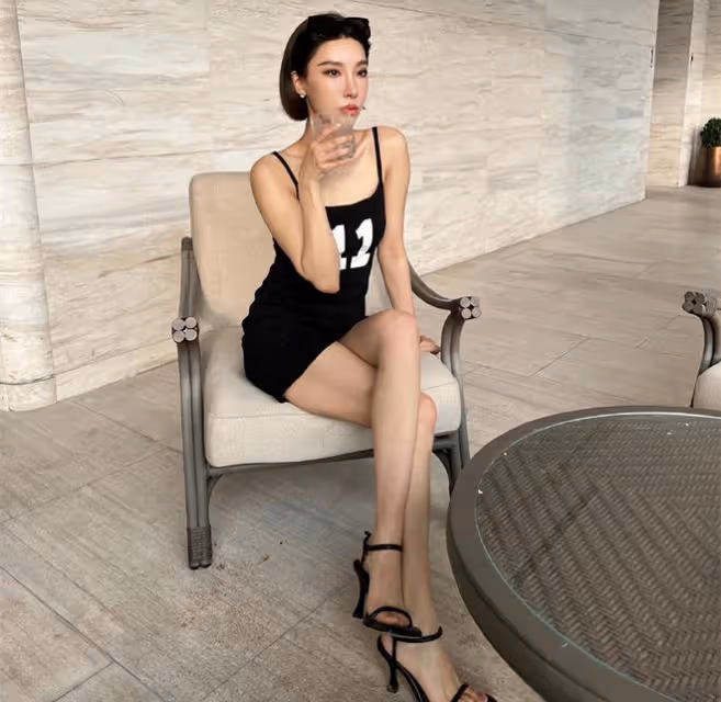 賭王前兒媳大秀身材，穿短裙長腿吸睛，離婚2年被指越來越網紅臉