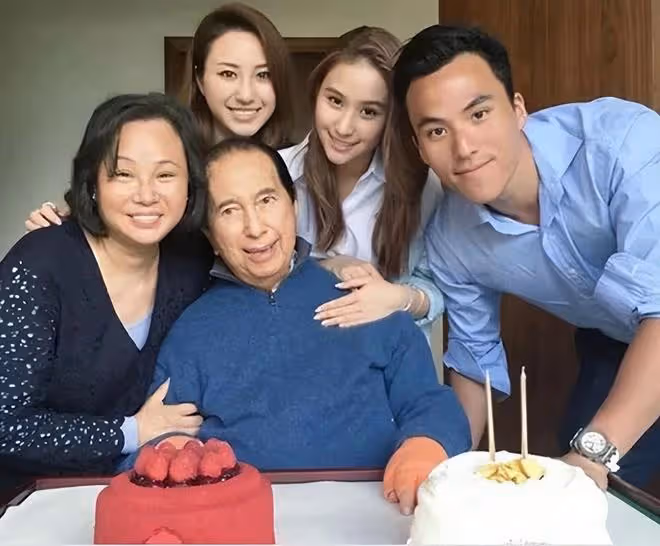 賭王前兒媳大秀身材,穿短裙長腿吸睛,離婚2年被指越來越網紅臉