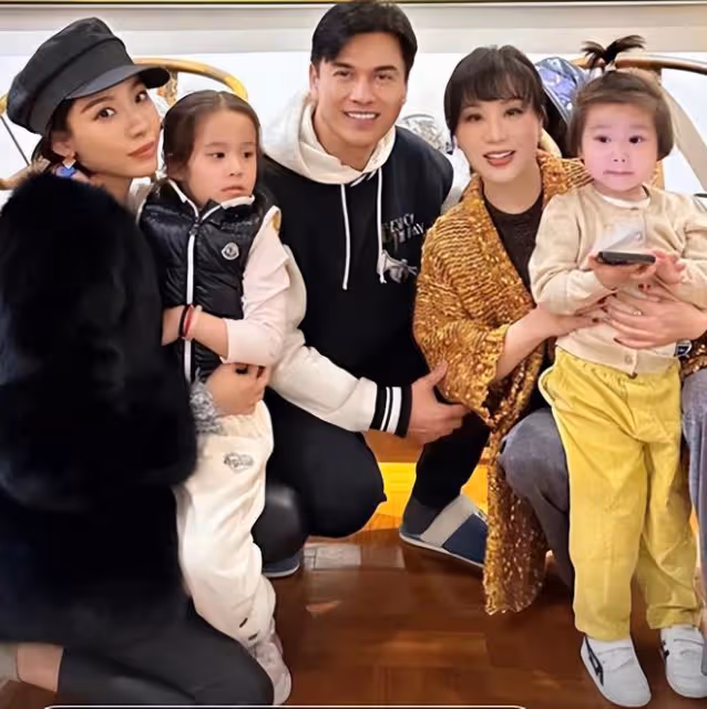 賭王前兒媳大秀身材,穿短裙長腿吸睛,離婚2年被指越來越網紅臉