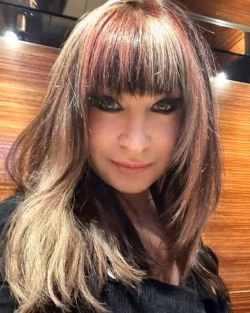 66歲動作女星羅芙洛近況,化濃妝變化大!求婚孟海被拒後返美生活