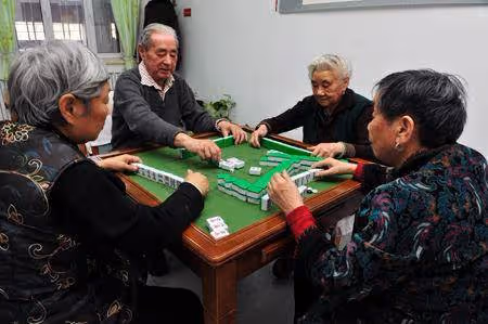我坐月子，婆婆不幫忙帶孩子，天天去隔壁打麻將，有次手機落家，我給她送，一推開門我哭了