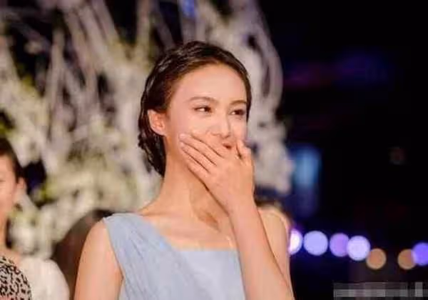 失婚後,聽說前夫娶居家清潔員,我笑著去看熱鬧,婚禮現場看到新娘,我淚灑當場