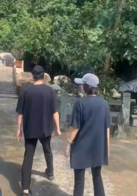 秦嵐魏大勛海南被偶遇!43歲狀態好似少女,幾段戀情坎坷充滿心酸