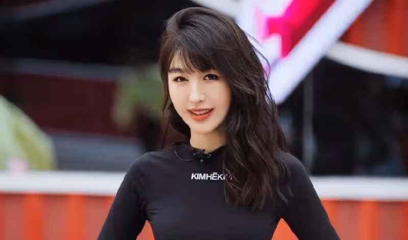 秦嵐魏大勛海南被偶遇!43歲狀態好似少女,幾段戀情坎坷充滿心酸