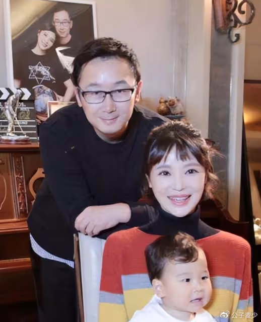 秦嵐魏大勛海南被偶遇!43歲狀態好似少女,幾段戀情坎坷充滿心酸
