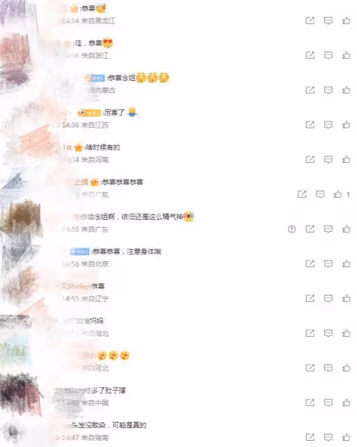 「闊太」李念官宣懷三胎,肚大如籮孕相足,嘟紅唇賣萌少女感依舊