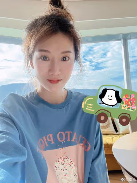 「闊太」李念官宣懷三胎,肚大如籮孕相足,嘟紅唇賣萌少女感依舊