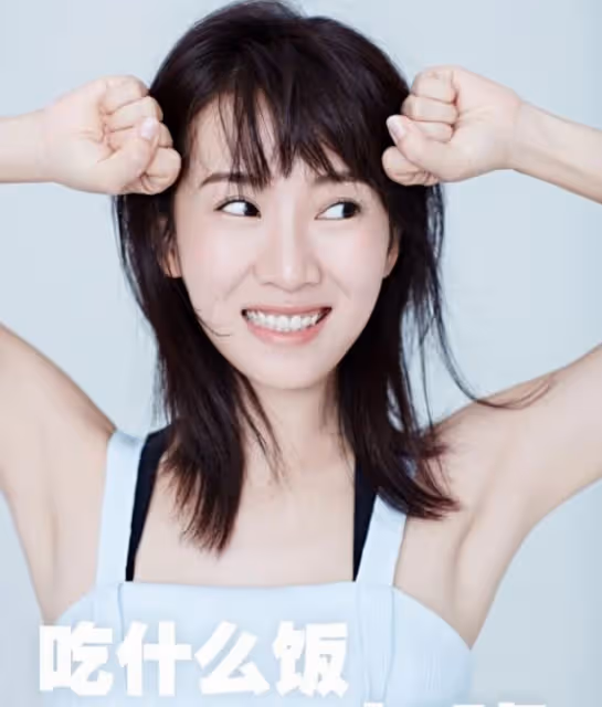 「闊太」李念官宣懷三胎，肚大如籮孕相足，嘟紅唇賣萌少女感依舊