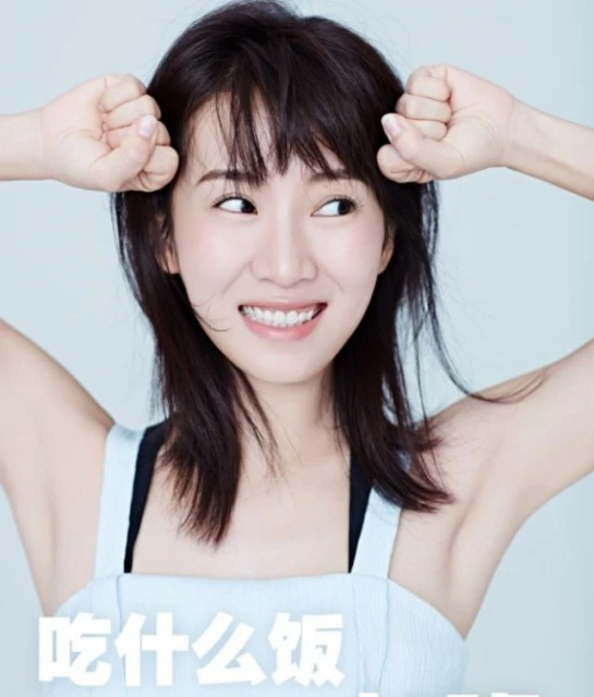 「闊太」李念官宣懷三胎,肚大如籮孕相足,嘟紅唇賣萌少女感依舊
