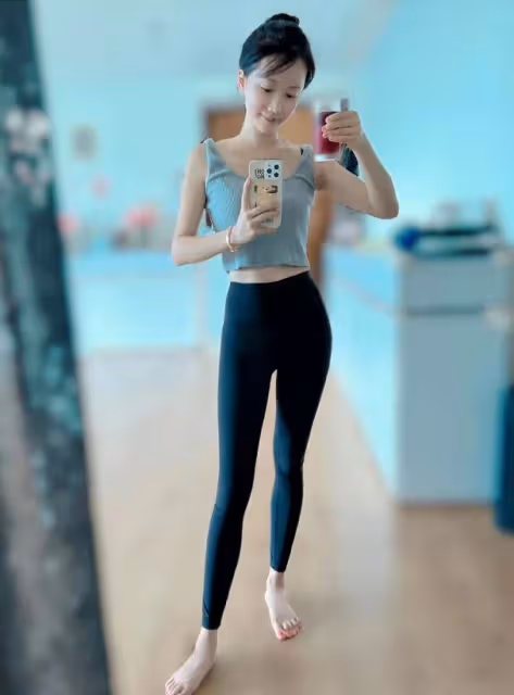 「闊太」李念官宣懷三胎，肚大如籮孕相足，嘟紅唇賣萌少女感依舊