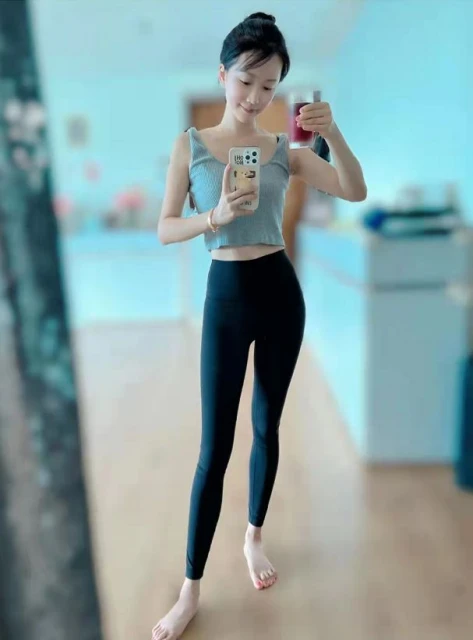 「闊太」李念官宣懷三胎,肚大如籮孕相足,嘟紅唇賣萌少女感依舊
