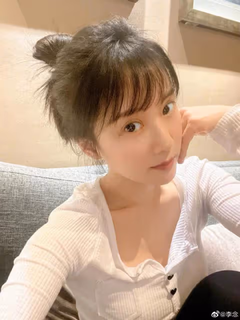 「闊太」李念官宣懷三胎，肚大如籮孕相足，嘟紅唇賣萌少女感依舊