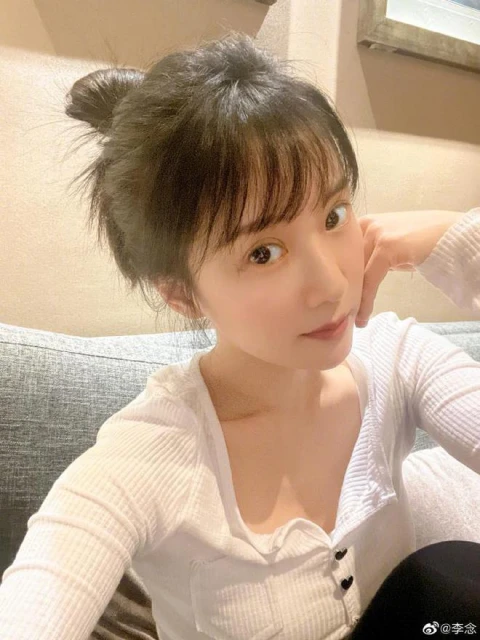 「闊太」李念官宣懷三胎,肚大如籮孕相足,嘟紅唇賣萌少女感依舊