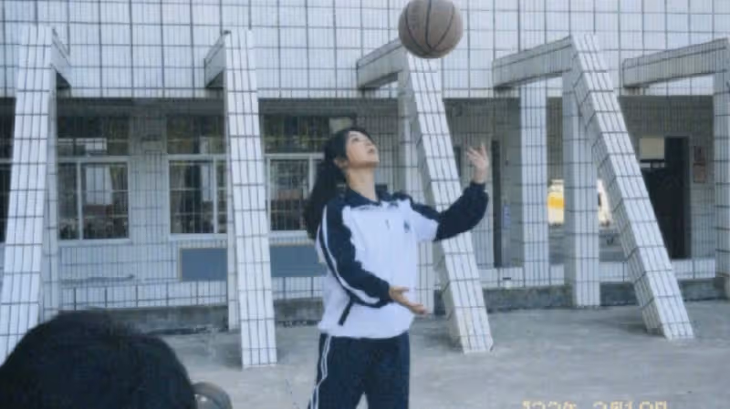 楊紫曬新劇片場隨拍，穿校服打籃球元氣滿滿，藍發造型少女感爆棚