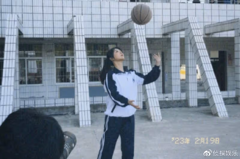 楊紫曬新劇片場隨拍,穿校服打籃球元氣滿滿,藍發造型少女感爆棚