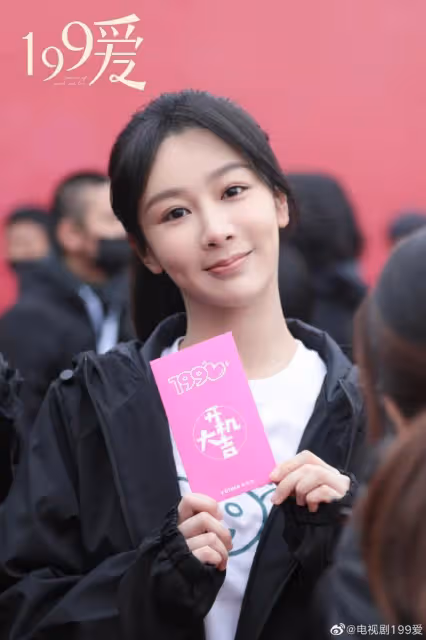 楊紫曬新劇片場隨拍,穿校服打籃球元氣滿滿,藍發造型少女感爆棚