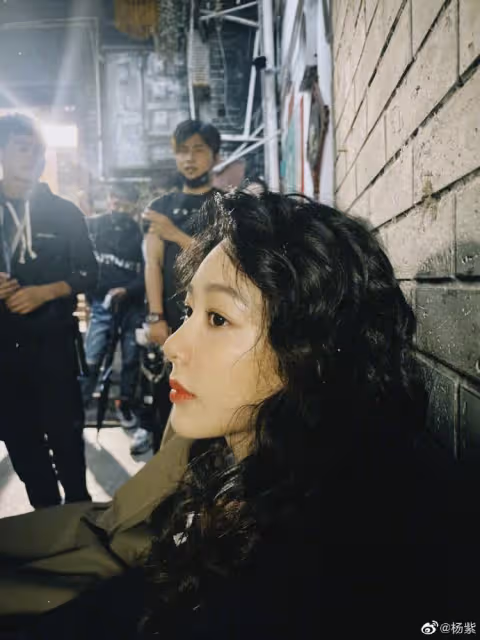 楊紫曬新劇片場隨拍,穿校服打籃球元氣滿滿,藍發造型少女感爆棚