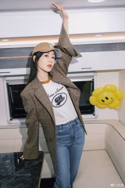 楊紫曬新劇片場隨拍,穿校服打籃球元氣滿滿,藍發造型少女感爆棚