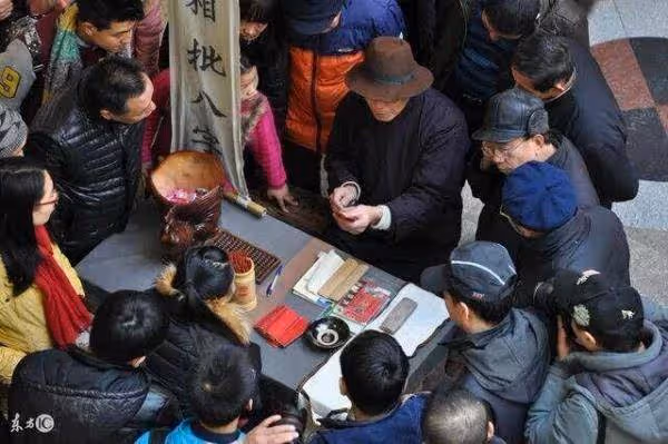 閨蜜搶走我老公,算命師卻跟我說:「妳以後還要感謝妳閨蜜!」1年後,接到閨蜜電話超傻眼!
