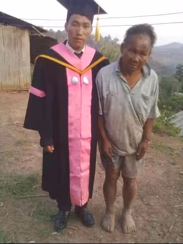 謝謝你讓我讀完大學!兒子揪爸爸「拍下最揪心畢業照」 貧苦爸「不經意小動作」他淚泣:替爸爸驕傲