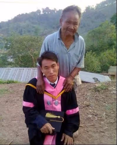 謝謝你讓我讀完大學!兒子揪爸爸「拍下最揪心畢業照」 貧苦爸「不經意小動作」他淚泣:替爸爸驕傲