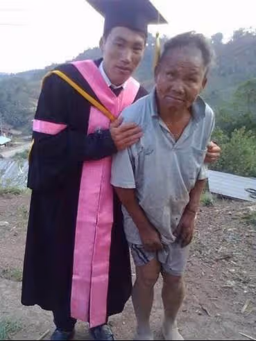 謝謝你讓我讀完大學!兒子揪爸爸「拍下最揪心畢業照」 貧苦爸「不經意小動作」他淚泣:替爸爸驕傲