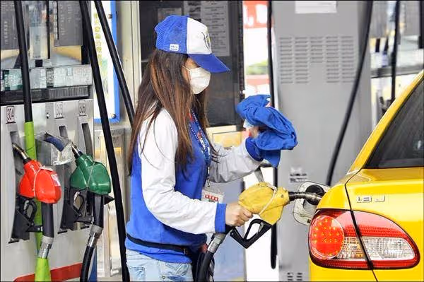 一加油員媽媽「為養家做8份工」問:記得我做過八大嗎?兒子聽完「霸氣回應」網感動:最大的欣慰