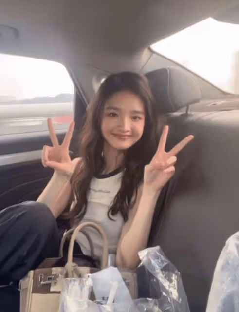 曝王思聰花四萬五買狗討好新歡！小十五歲女友疑默認，兩人感情好