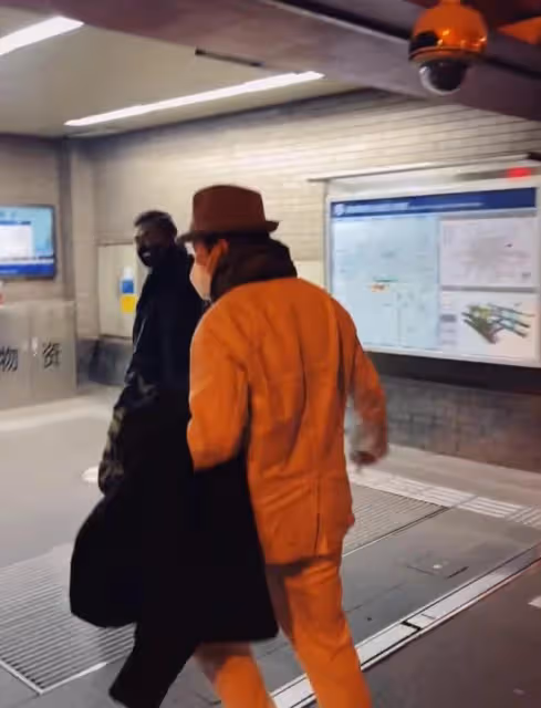 李玉剛現身北京擠地鐵，腳步匆忙與路人搶座位，戴口罩遮擋無人識