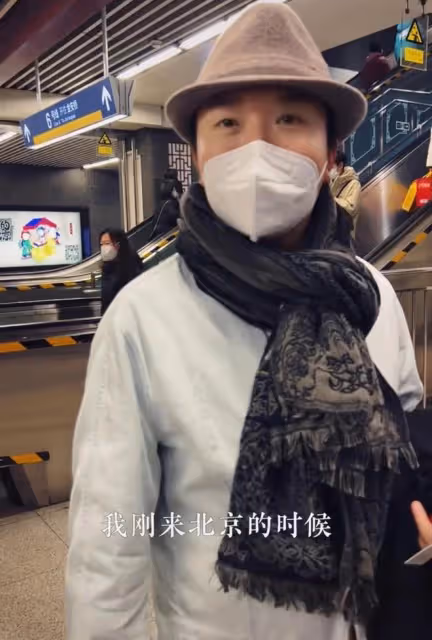 李玉剛現身北京擠地鐵，腳步匆忙與路人搶座位，戴口罩遮擋無人識
