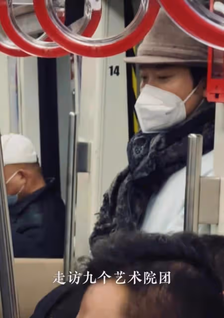李玉剛現身北京擠地鐵，腳步匆忙與路人搶座位，戴口罩遮擋無人識