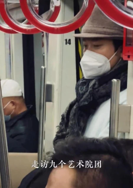 李玉剛現身北京擠地鐵，腳步匆忙與路人搶座位，戴口罩遮擋無人識