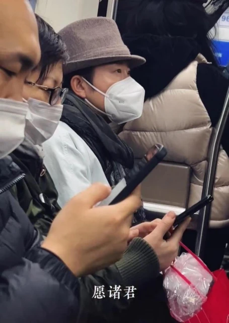 李玉剛現身北京擠地鐵，腳步匆忙與路人搶座位，戴口罩遮擋無人識