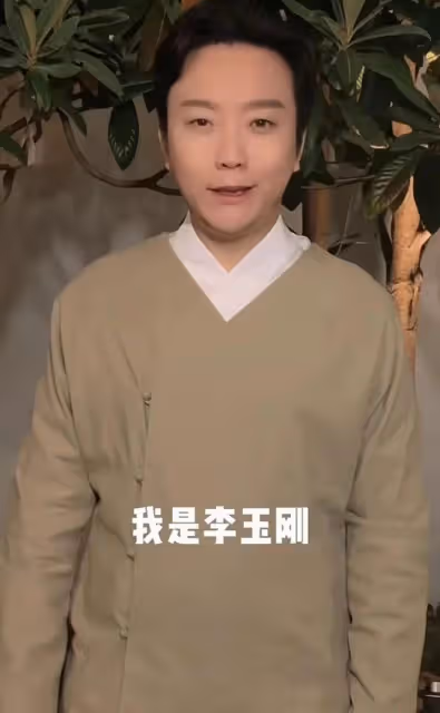 李玉剛現身北京擠地鐵，腳步匆忙與路人搶座位，戴口罩遮擋無人識