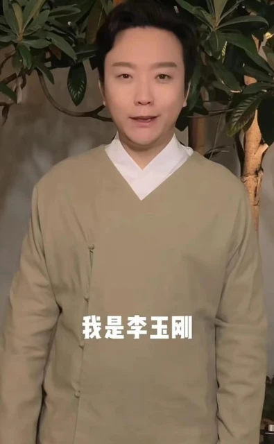 李玉剛現身北京擠地鐵,腳步匆忙與路人搶座位,戴口罩遮擋無人識