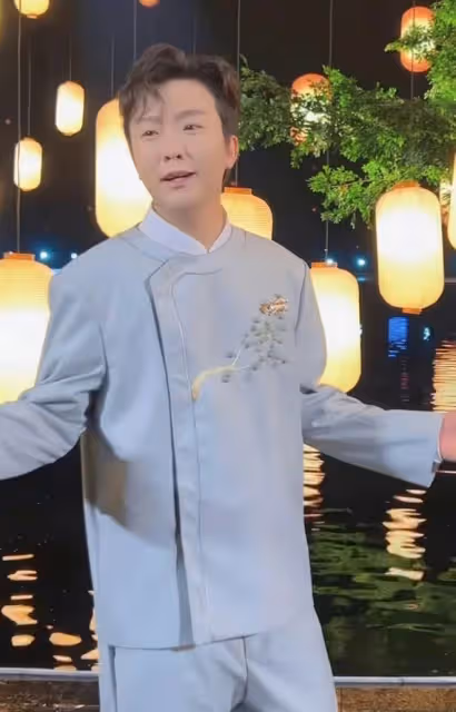 李玉剛現身北京擠地鐵，腳步匆忙與路人搶座位，戴口罩遮擋無人識