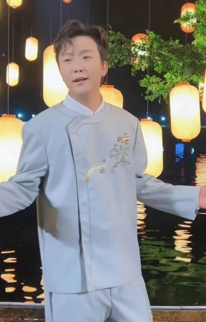 李玉剛現身北京擠地鐵,腳步匆忙與路人搶座位,戴口罩遮擋無人識