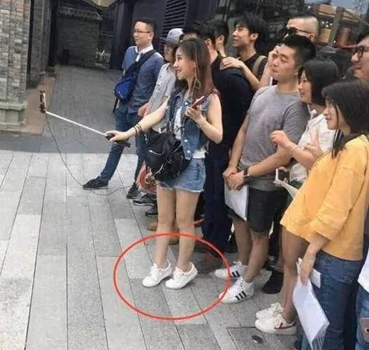 馮提莫曬近照，1米5P成1米7，還蹭李榮浩新歌熱度，明顯不自信了