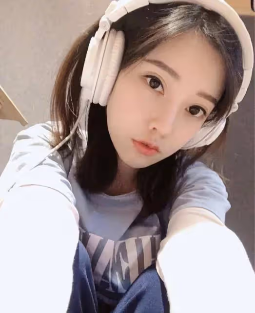 馮提莫曬近照，1米5P成1米7，還蹭李榮浩新歌熱度，明顯不自信了