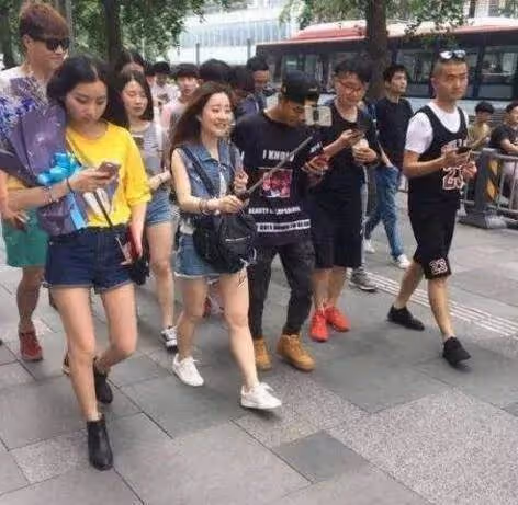 馮提莫曬近照，1米5P成1米7，還蹭李榮浩新歌熱度，明顯不自信了