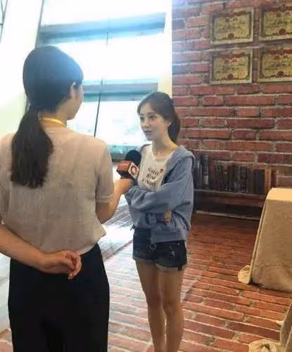 馮提莫曬近照，1米5P成1米7，還蹭李榮浩新歌熱度，明顯不自信了