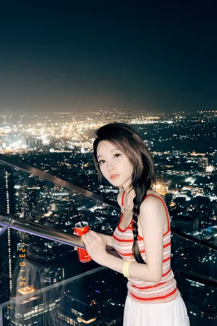 馮提莫曬近照，1米5P成1米7，還蹭李榮浩新歌熱度，明顯不自信了