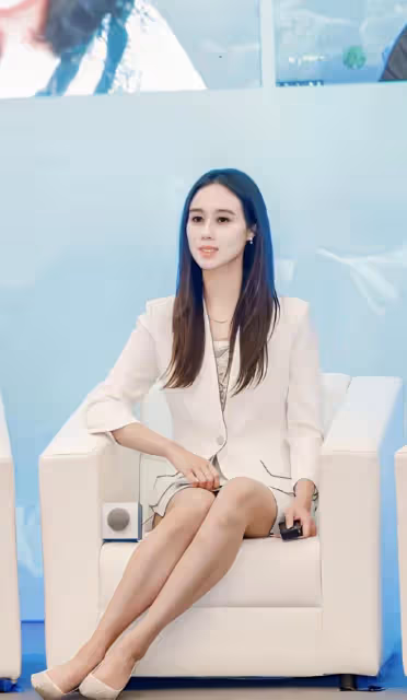 賭王千金何超欣曬照,穿歐陽娜娜品牌廉價浴袍,力挺姐妹無懼爭議