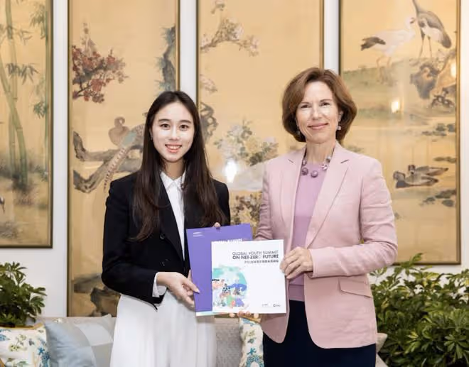 賭王千金何超欣曬照,穿歐陽娜娜品牌廉價浴袍,力挺姐妹無懼爭議