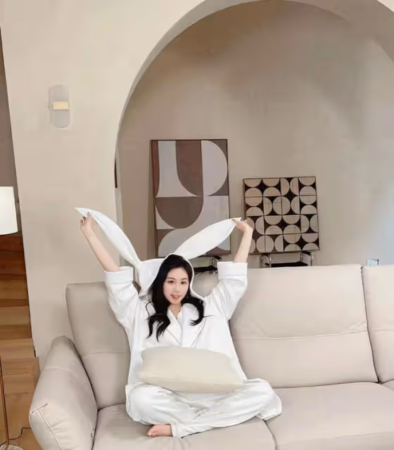 賭王千金何超欣曬照,穿歐陽娜娜品牌廉價浴袍,力挺姐妹無懼爭議