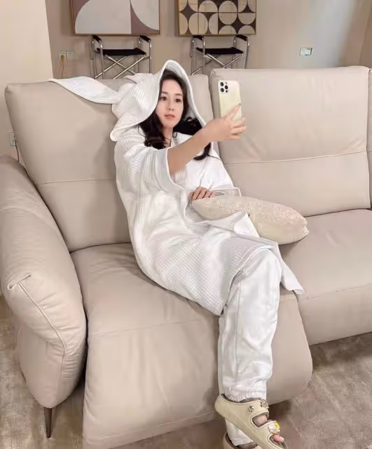 賭王千金何超欣曬照,穿歐陽娜娜品牌廉價浴袍,力挺姐妹無懼爭議