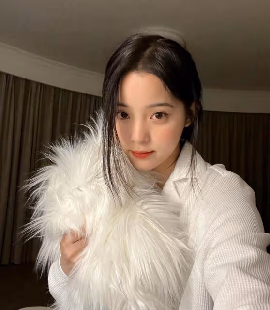 賭王千金何超欣曬照,穿歐陽娜娜品牌廉價浴袍,力挺姐妹無懼爭議