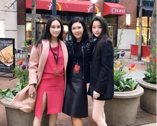 賭王千金何超欣曬照,穿歐陽娜娜品牌廉價浴袍,力挺姐妹無懼爭議