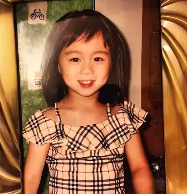賭王千金何超欣曬照,穿歐陽娜娜品牌廉價浴袍,力挺姐妹無懼爭議