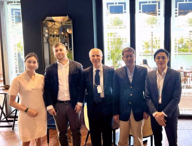 賭王千金何超欣曬照,穿歐陽娜娜品牌廉價浴袍,力挺姐妹無懼爭議